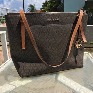 Michael Kors Voyager LG East West Leather Zip Tote